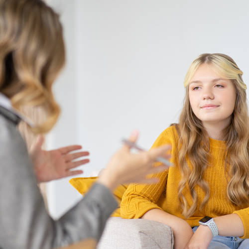 Teenager sitting with Psychologist